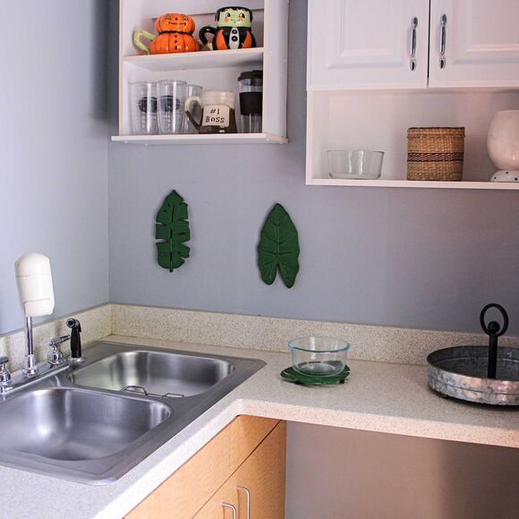 Set of 3 Aged Green Cast Iron Tropical Leaf Kitchen Trivets / Wall Hangings - Picture 4 of 7